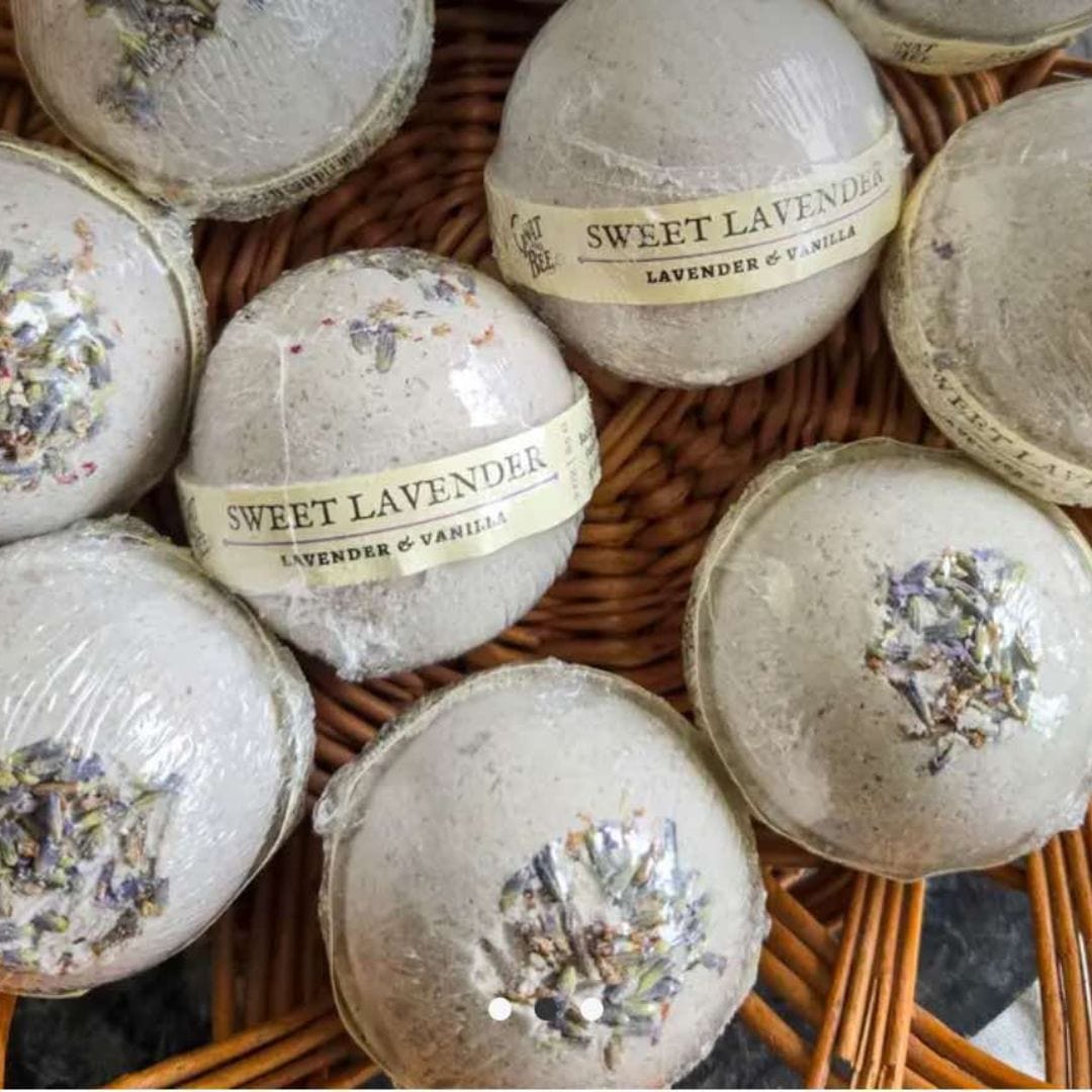 Lavender & Vanilla Bath Bomb – Handcrafted Relaxation
