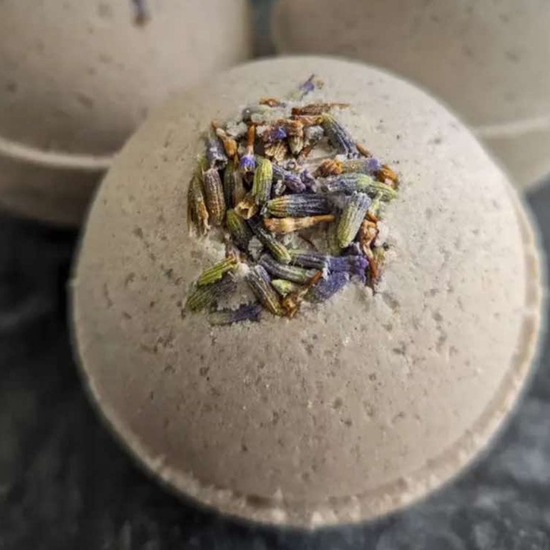 Lavender & Vanilla Bath Bomb – Handcrafted Relaxation